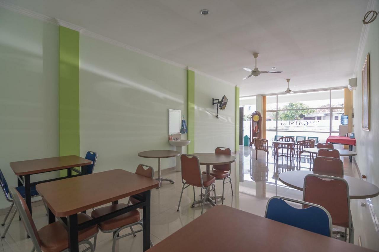 Отель Reddoorz At Gatot Subroto Lampung Бандар-Лампунг Экстерьер фото