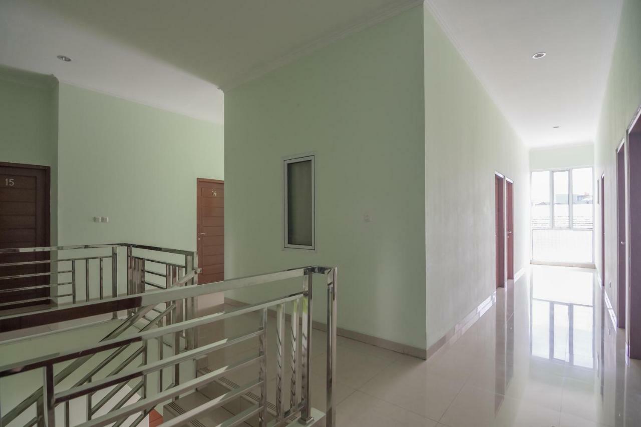 Отель Reddoorz At Gatot Subroto Lampung Бандар-Лампунг Экстерьер фото
